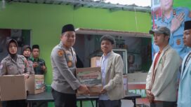 Kapolres Jombang saat serahkan bantuan sosial secara simbolis kepada salah satu mahasiwa