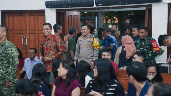 
					Kapolres Jombang saat kunjungi salah satu jemaat gereja