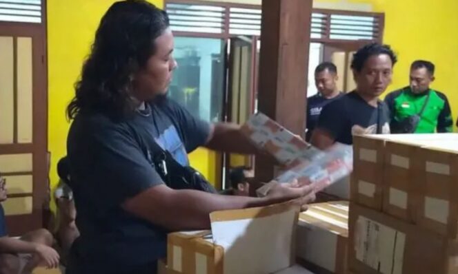 
					Polisi Madiun Bongkar Pengemasan Ribuan Rokok Tanpa Cukai