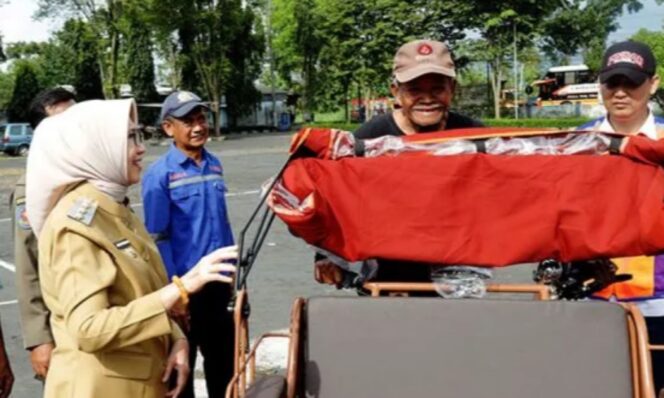 
					Prabowo Dorong Perlindungan Sosial Lewat Bantuan 100 Becak Listrik  di Lumajang