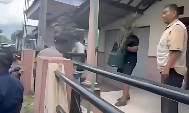 
					Polisi Jombang Tentukan Ratusan  Batang Pohon Ganja di Sebuah Rumah