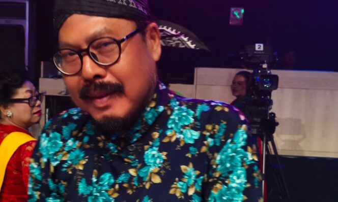 
					Cak Ris: Menjaga Identitas Bangsa Lewat Sanggul dan Kebaya