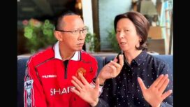 Doktor Monica (kanan) 