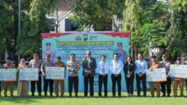 Penerima bantuan TJSL saat foto bersama