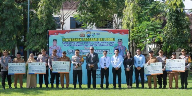 
					Penerima bantuan TJSL saat foto bersama