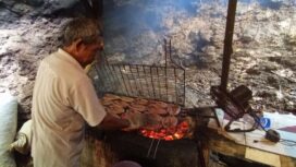 Seorang pria sedang melakukan pengasapan ikan yang selanjutnya akan menjadi menu kuliner ikan bakar di Pantai Serang, Kabupaten Blitar. (Foto:RRI Malang/Ninda Alivia)