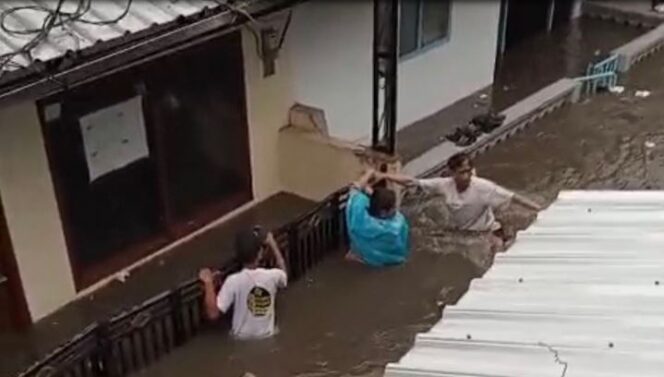 
					Banjir menggenangi Kelurahan Purwantoro, Kecamatan Blimbing, Kota Malang, Kamis (4/12/2025).

Sumber: https://surabaya.kompas.com/read/2025/12/04/172734578/belasan-lokasi-di-kota-malang-dikepung-banjir.


Membership: https://kmp.im/plus6
Download aplikasi: https://kmp.im/app6