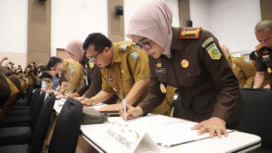 Buapti Jombang H Warsubi SH, MSi dan Kepala Kejaksaan Negeri Jombang turut serta menanda tangani MoU kerjsa sosial bagi pelaku tindakan pidana ringan. Acara dilaksanakan di aula Unair, Senin 15 Desember 2025. Foto: jombangkab.go.id