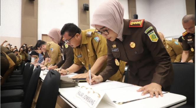
					Buapti Jombang H Warsubi SH, MSi dan Kepala Kejaksaan Negeri Jombang turut serta menanda tangani MoU kerjsa sosial bagi pelaku tindakan pidana ringan. Acara dilaksanakan di aula Unair, Senin 15 Desember 2025. Foto: jombangkab.go.id