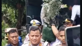 Kapolres Jombang AKBP Ardy Kurniawan, pimpin langsung menggerebekan rumah kontrakan di desa Mojongapit, Diwe, Jombang, Senin 15 Desember 2025. Foto: Instagram@info_seputar_jombang