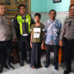 Remaja ini  tampak berjalan siang hari di jalan tol Sumo. Ditemukan oleh sepansanga Suami istri Bayu Sono yang tengah melwati jalur itu, 4 Desember 2025 lalu. Ia dibawa ke pos lantra, dan kemudian dipertemukan kembali dengan keluarganya yang berada di Sidoarjo.  Foto: dok/polsek polisi Legundi