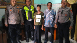 Remaja ini  tampak berjalan siang hari di jalan tol Sumo. Ditemukan oleh sepansanga Suami istri Bayu Sono yang tengah melwati jalur itu, 4 Desember 2025 lalu. Ia dibawa ke pos lantra, dan kemudian dipertemukan kembali dengan keluarganya yang berada di Sidoarjo.  Foto: dok/polsek polisi Legundi