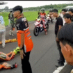 Tim medis langsung melakukan pertolongan serta mengevakuasi pembalap Awhin Sanjaya dari Luwu Utara, yang mengelami kecelakaan saat mengikuti balap di Jambi, Minggu 14 Desember 2025. Foto: antara