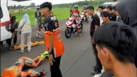 Tim medis langsung melakukan pertolongan serta mengevakuasi pembalap Awhin Sanjaya dari Luwu Utara, yang mengelami kecelakaan saat mengikuti balap di Jambi, Minggu 14 Desember 2025. Foto: antara