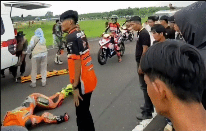 
					Tim medis langsung melakukan pertolongan serta mengevakuasi pembalap Awhin Sanjaya dari Luwu Utara, yang mengelami kecelakaan saat mengikuti balap di Jambi, Minggu 14 Desember 2025. Foto: antara