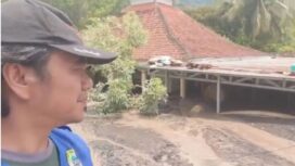 Warga menunjukkan sebuah masjid di Dusun Sumberlangsep yang terlihat sebagian atapnya karena diterjang banjir lahar Semeru pada Minggu (7/12/2025). Foto: Antara