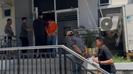 Foto:Istimewa
Pelaku saat dibawa ke Mapolres Gresik