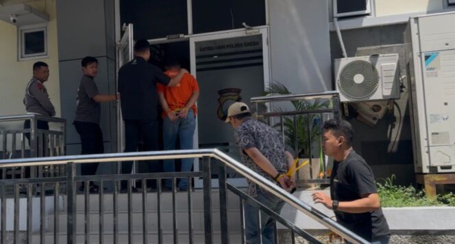 
					Foto:Istimewa
Pelaku saat dibawa ke Mapolres Gresik