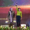Foto:Istimewa
Senior Manager of External Communication SIG, Novi Maryanti (kanan) mengangkat trofi Predikat Informatif dari KIP pada ajang Anugerah Keterbukaan Informasi Publik dan Peluncuran Indeks Keterbukaan Informasi Publik Tahun 2025 di Hotel Bidakara, Jakarta.