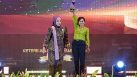 Foto:Istimewa
Senior Manager of External Communication SIG, Novi Maryanti (kanan) mengangkat trofi Predikat Informatif dari KIP pada ajang Anugerah Keterbukaan Informasi Publik dan Peluncuran Indeks Keterbukaan Informasi Publik Tahun 2025 di Hotel Bidakara, Jakarta.