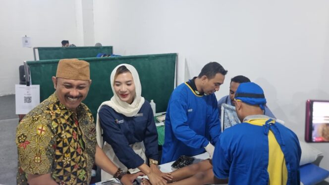 
					Foro:Istimewa
Director of Sales and Marketing PT. Dharma Graha Utama Ika Putri Widyaningtyas, serta Marcomm & PR PT. Dharma Graha Utama Eko Sugeng Wahyudi meninjau pelaksanaan khitan gratis.