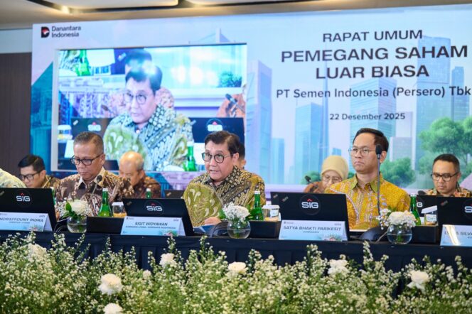 
					Foto:Istimewa
Komisaris Utama SIG, Sigit Widyawan (tengah) memimpin jalannya Rapat Umum Pemegang Saham Luar Biasa (RUPSLB) Tahun 2025 di Jakarta, Senin (22/12).