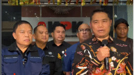 Plt Deputi Penindakan KPK Asep Guntur Rahayu meneyrahkan kunuk kejaksaan yang tertanghkap tangan, kepada Kejaksaan Agung, Jumat dini hari, 19 Desember 2025. Foto: Instagram@kpk.official