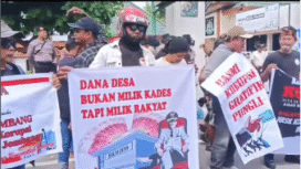 Massa FRMJ menggelar aksi unjuk rasa, di depan kantor Pemkab, DPRD dan Kejaksaan Jombang, Selasa 9 Desembeer 2025. Mereka menyerahkan berkas laporan dugaan terjadi korupsi di dua desa dan Kemenga. Foto: Instagram@kabarjombang