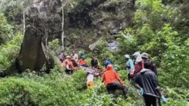 Tim SAR gabungan berhasil menemukan jasad Aldo Oktawijaya, 22, ditemukan terjepit di sebuah batu besar di lokasi 50 meter dasar jurang Gunung Merapi, yang jarang dijamah manusia, Jasad Aldo Oktawijaya ditemukan pada Rabu, 24 Desember 2025, sekitar pukul 14.20-14.30 WIB oleh SRU 20 tim SAR gabungan di dasar jurang Pronojiwo-Sapu Angin, Gunung Merapi, Klaten. Foto: Dok. Tim SAR Gabungan