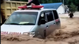 Puluhan kendaraan, termasuk truk dan ambulans tak mampu begerak menghadapi luapan air banjir bandang, Sabtu pagi, 27 Desember 2025. Lebih dari 1.466 rumah warga kabupaten Balanga, Kalsel, terendam air. Foto: Instagram@infonewsantara