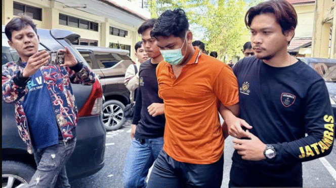 
					Pada acara konferensi pers, Jumat 26 Desember 2026, Polres Banjarmasin menungkap kasus tewasnya mahasiswa ULM, Zahra Dilla, 20,  yang ditemukan jasadnya di selokan kampus Kampus STIHSA, Banbjarmasin. Foto: antara