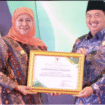 Gubernur Jatim, Khofifah Indar Parawansa menyerahkan poiagam penghargaan kepada Bupati Jombang H Warsubi, sebagai Pemerintah Daerah Implementasi Prinsip Industri Hijau Terbaik se-Jawa Timur. dalam ajang Festival Industri Hijau Jawa Timur 2025, Selasa 2 Desemeber 2025, di Surabaya. Foto: jombangkap.go.id