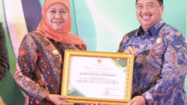 Gubernur Jatim, Khofifah Indar Parawansa menyerahkan poiagam penghargaan kepada Bupati Jombang H Warsubi, sebagai Pemerintah Daerah Implementasi Prinsip Industri Hijau Terbaik se-Jawa Timur. dalam ajang Festival Industri Hijau Jawa Timur 2025, Selasa 2 Desemeber 2025, di Surabaya. Foto: jombangkap.go.id