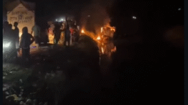 Terjadi insiden penjarahan dan pembakaran sebuah truk penangkut bantuan untuk warga Gampong Sarah Raja, tetapi dijarah dan dibakar masa di kecamatan Langkahan, Acerh Utara, Rabu malam, 10 Desember 2025. Foto: Instagram@Hitamputih.daily