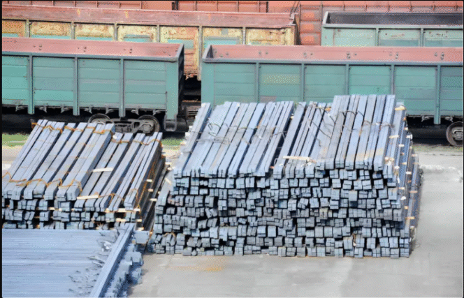 
					Setahun 1 juta ton baja impor ilegal masuk ke Indonesia dengan nilai sedikitnya Rp 10 triliun gegara kinerja Bea Cukai. Efek lainnya, indutsri baja dalam negeri hancur, pajak impro kosong. Foto: smsperkara.com