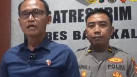 (Kiri) AKP Hafid Dian Maulidi, Kasatreskrim (Kasaterse) Polres Bangkalan, memberikan keterangan dalam koinferensi pers penangkapan pencurian motor milik kurir JNT di bangkalan. Foto: Instagram@polresbangkalan
