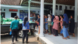 Disdagrin Jombang menggelar Pasar Murah (PM) di pendopo desa Sumberbeji, Kabun, 1 Desember 2025. Ibu-ibu rumah rumah menyerbu. Masyarakat menyerbu penjualan komoditas yang dijual di lokasi itu degan harga lebih murah dibanding di pasar maupun retil lainnya. Foto: Dok/ Disdagrin Pemkab Jombang