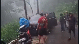 Acara wisata bersama keluarga, sebuah Fortuner dikemudikan Kombes Pol Edi Djunaedi, warga Bandung, jabar,  diduga alami rem blong, masuk jurang 100 m di kawasan Wedi Ireng, Bromo, Senin 15 Desember 2025. Foto: Instagram@wartabromo