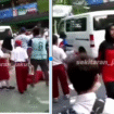 Halaman SDN 01 Cilincing, Jakarta Utara medadak penuh jeritan anak-anak, akibta insiden aneh tiba-tiba mobil penngangkut makanan MBG menyeruduk barian siswa yang sedang berbaris, sekitar puku 07.00 WIB, Kamis pagi, 11 Desember 2025. Sebanyak 19 siswa dan satu guru dibawa ke rumah sakit. Foto: Instagram@sekitar_jakut