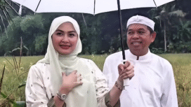 Berjalan di pematang sawah, saat hujan gerimis di Lembur Pakuan. Perempuan tamu dari Malaysia itu adalah anggota parlemen Di Raja Malaysia, bernama Young Syefura Othman, bertamu ke rumah kediaman Dedy Mulyadi, Lembur Pakuwan, kamis 11 Desember 2025. Foto: Instagram@dedimulyadi71