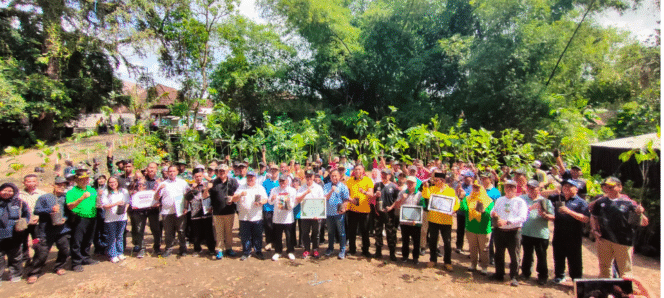 
					Memerpingati Hari Menanam Pohon Indonesia (HMPI), Hari Cinta Puspa dan Satwa Nasional (HCPSN), serta Hari Amal Bhakti (HAB) ke-80 Kementerian Agama, dilaksanakan di Sendang Slaji, Desa Sumberaji, Kecamatan Kabuh, Jombang. Jumat 5 Desember 2025. Foto: Diskominfo Pemkab Jombang