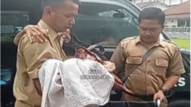 Dinsos dan Satpol PP Jombang melakukan evakuasi seorang lansis yang telantar di SPBU Sambong. Setelah dilakukan perawatan lansia itu dijemput keluarganya dari Tangerang. Foto: Dok. Dinsos Pemkab Jombang