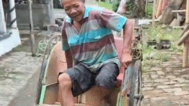 Daklan, 57, penarik becak dari Desa Padakaton, Kecamatan Ketanggungan, Brebes, Jawa Tengah,mengaku saat dibawa pulang becak listrik bantuan Presiden Prabowo itu ditarik kembali oleh Herman, petugas BUMDes. Foto: kompas.com