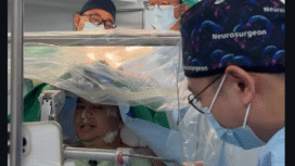 Dokter Mardjono Tjahjadi, Sp.BS Subsp.N-Vas(K), PhD, FICS, alias dr Joy berhasil mengangkat dua tumor otak menggunkan prosedur Awake Brain Surgery untuk mengangkat dua tumor otak pada seorang pasien, dengan hasil pemulihan yang cepat di mana pasien langsung bisa berjalan.. Foto: Instagram@dokter.joy