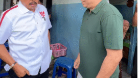 Wakil Walikota Surabaya Dr H Armuji, SH bertemu dengan Samuel, orang yang diduga membayar oknum ormas Madas untuk mengusir dan menghancurkan rumah nenek Elina Wijayanti, 80, 23 Desember 2025. Foto: Instagram@cakj1