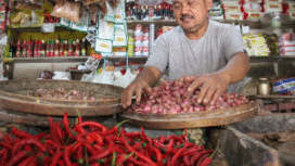 Pantauan harga kebutuhan di wilayah pasar tradisional Jombang jelang Natal dan Tahun Baru 2026.  Harga-harga bumbu terdeteksi lebih murah. Foto: Kredonews.com/elok apriyanto