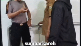 Beredar luas video penggerebekan dua sejoli sesama jenis, oknum guru (58) dan pemuda lulusan SMA (18) mereka berada di dalam kamar mandi masjid Syarif Cindakir, Kelurahan Teluk Kabung Utara, Kecamatan Bungus Teluk Kabung, Kota Padang, pada Senin, 15 Desember 2025 siang. Foto: Instargam@info_padek