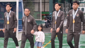 
Ferdian, Hendri, dan Andrea didampingi pelatih Timnas Hockey, Habibrohim, saat menyambangi pusat latihan hockey di Lapangan SMA Negeri 1 Menganti, Kabupaten Gresik. Foto: dok/istimewa