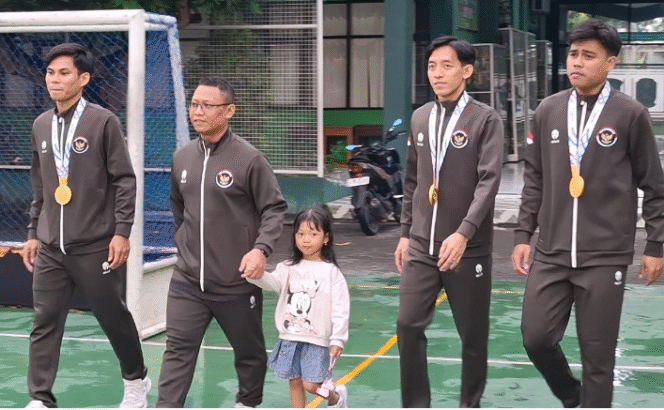 
					
Ferdian, Hendri, dan Andrea didampingi pelatih Timnas Hockey, Habibrohim, saat menyambangi pusat latihan hockey di Lapangan SMA Negeri 1 Menganti, Kabupaten Gresik. Foto: dok/istimewa