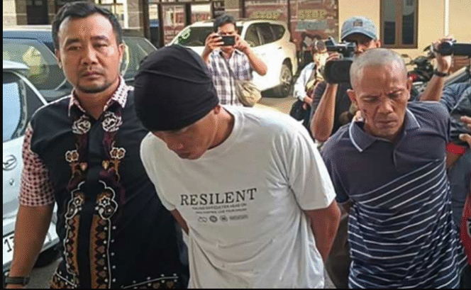 
					Polres Cilacap menggelar konferensi pers atas penangkapan dua tersangka tersangka pelaku pembunuhan seorang Advokat asal Banyumas, Aris Munadi, ditemukan tewas dan dikubur di hutan Desa Kubangkangkung, Kecamatan Kawunganten, Cilacap. Polisi menangkap dua pelaku berinisial S dan J, keduanya warga Jeruklegi. Kapolresta Cilacap, Kombes Pol Budi Adhi Buwono. Foto: indeksnews.id